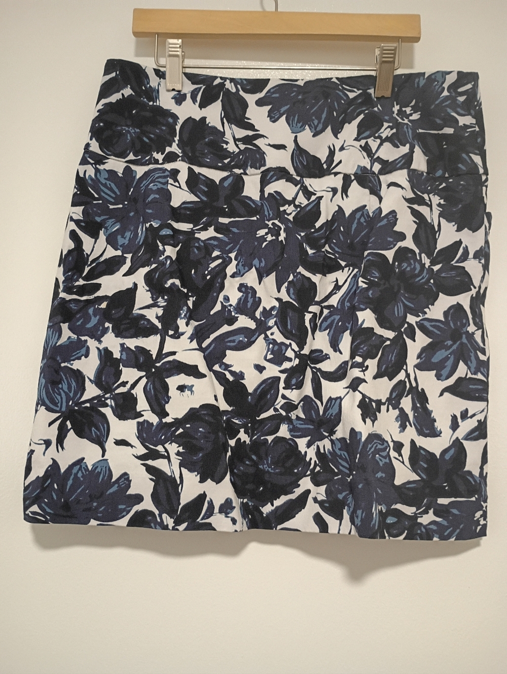 S.C. & Co Blue/White Stretchy Women's Size L Skort